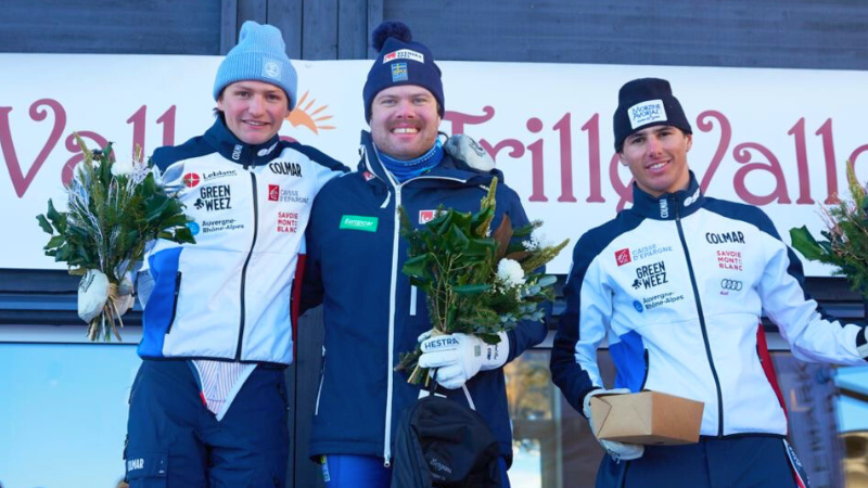 Olle Collberg, mitten, gläds åt sin första välförtjänta pallplats. Foto: Sam Decout/FIS telemark.