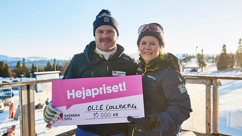 Olle Collberg tilldelas Hejapriset, här tillsammans med SSFs styrelseledamot Cecilia Norberg. Foto: Sam Decout/FIS