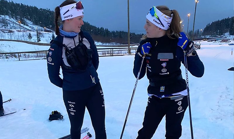 Matilda i dialog med Alva Svahn vid tävlingar i Finland.